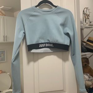 Long-sleeved Nike crop